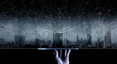 El gösterisi dijital tablet ekran Soyut bina şehir kapsayan Kablosuz ağ ve Bağlantı teknolojisi kavramı.