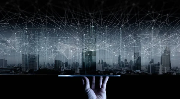El gösterisi dijital tablet ekran Soyut bina şehir kapsayan Kablosuz ağ ve Bağlantı teknolojisi kavramı.