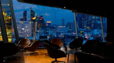 Lounge 'un içinden Bangkok şehri manzarası. Muhteşem bir şehir manzarası Tayland 'da mavi gökyüzü ve şehir.