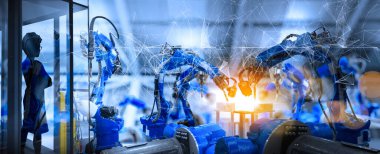 Fabrika Kadın Endüstri Mühendisi akıllı fabrika endüstrisinde otomasyon robot silah makinesine bakıyor..