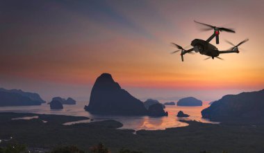 Gökyüzü dağ ve deniz yan arka plan üzerinde yüksek çözünürlüklü dijital kamera ile Drone dört helikopter.