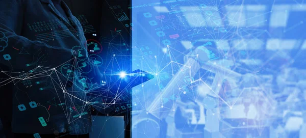 Fabrika Kadın Endüstriyel Mühendisi akıllı fabrika endüstrisinde otomasyon robot silah makinesiyle çalışıyor..