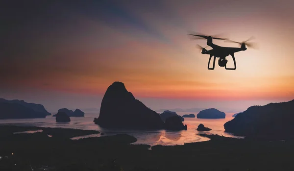 Drohne Mit Hochauflösender Digitalkamera Himmel Berg Und Meer Hintergrund — Stockfoto