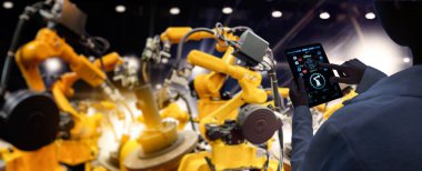 Fabrika Kadın Endüstriyel Mühendisi akıllı fabrika endüstrisinde otomasyon robot silah makinesiyle çalışıyor..