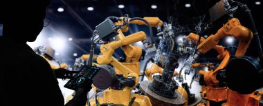 Fabrika Kadın Endüstriyel Mühendisi akıllı fabrika endüstrisinde otomasyon robot silah makinesiyle çalışıyor..