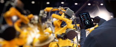 Fabrika Kadın Endüstriyel Mühendisi akıllı fabrika endüstrisinde otomasyon robot silah makinesiyle çalışıyor..