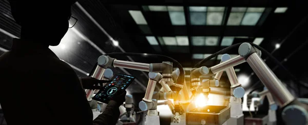 Factory Female Industrial Engineer Werkt Met Automatisering Robot Armen Machine — Stockfoto