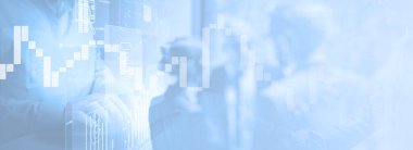 Dijital arayüz, şamdan grafikleri ve bulanık iş adamları siluetleri içeren soyut iş geçmişi, finans, teknoloji, ticaret, takım çalışması ve kurumsal büyüme kavramını sembolize etmektedir..