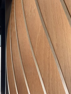 Çapraz metalik dekoratif şeritlerle ahşap duvar panelini kapat. Modern mimari, iç tasarım, ahşap doku ve dekorasyon için zarif yapı malzemesi kavramı.