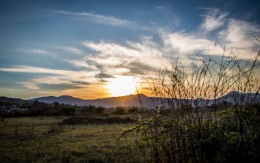 Kırsalda günbatımı Sonbaharda sıcak renklerle