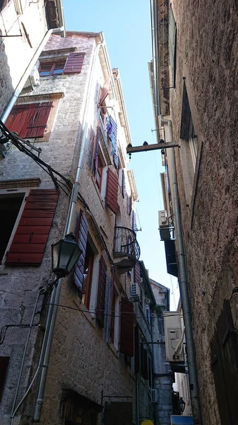Kotor, Karadağ'da ahşap pencereli, balkonlu ve lambalı eski binalara bakış