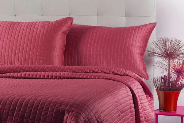 ベッドに枕のセット インテリアデザインのコンセプトの装飾が施されたモダンなベッドルーム — ストック写真
