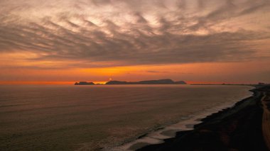 Doğal Günbatımı Saha ya da Meadow 'da. Parlak Dramatik Gökyüzü ve Karanlık Yer. Sunset Dawn Sunrise 'da Renkli Gökyüzü Altında Kırsal Manzara. Sun Over Skyline, Horizon. Sıcak Renkler.