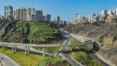 Ermendariz 'in yokuş aşağı havadan görünüşü, Miraflores kasabası ve Lima, Peru' daki Costa Verde resifi..