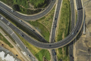 Ermendariz 'in yokuş aşağı havadan görünüşü, Miraflores kasabası ve Lima, Peru' daki Costa Verde resifi..