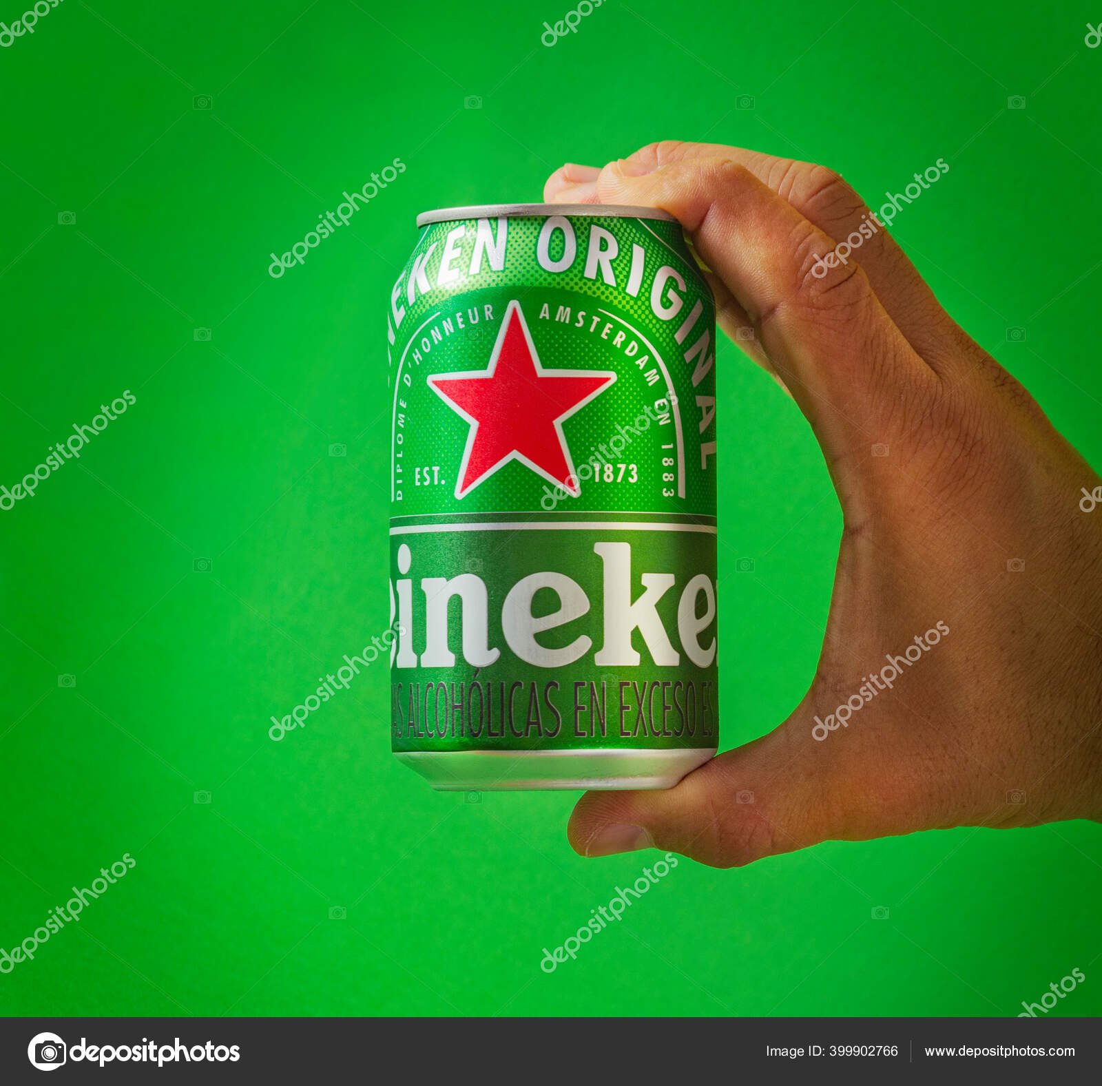 Lima Peru Agosto 2020 Heineken Cerveja Pode Fundo Verde Cerveja — Foto  editorial © rjankovsky #399902766, image size:1600x1577