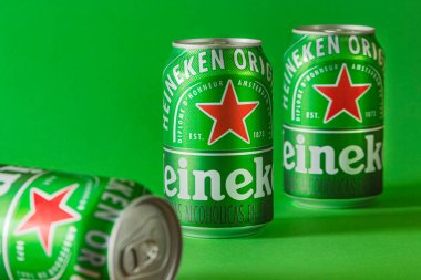 Lima, Peru - 10 Ağustos 2020: Heineken bira kutusu yeşili arka plan. Heineken birası Heineken International 'ın sancak gemisi ürünüdür..