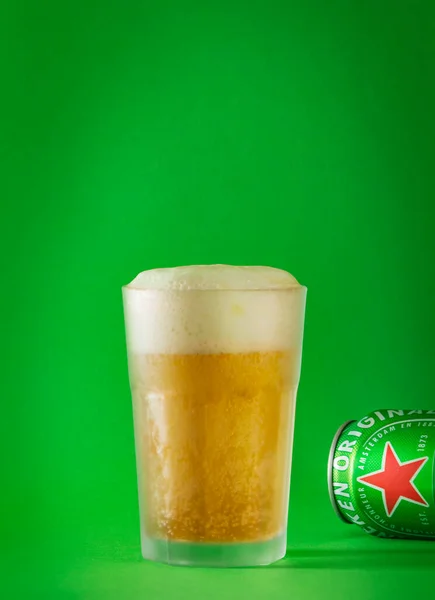 Lima Peru Augustus 2020 Heineken Bier Kan Groene Achtergrond Hebben — Stockfoto