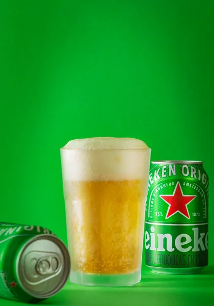 Lima Peru Augustus 2020 Heineken Bier Kan Groene Achtergrond Hebben — Stockfoto