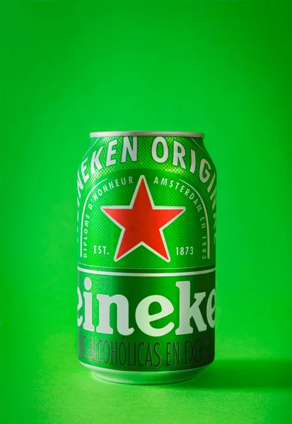 Lima Perú Agosto 2020 Lata Cerveza Heineken Fondo Verde Cerveza —  Fotos de Stock