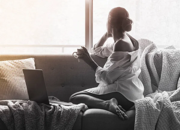 Mulher Bonita Sexy Usando Laptop Enquanto Sentado Janela Sofá Apartamento — Fotografia de Stock