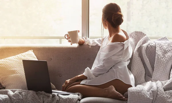 Mulher Bonita Sexy Usando Laptop Enquanto Sentado Janela Sofá Apartamento — Fotografia de Stock