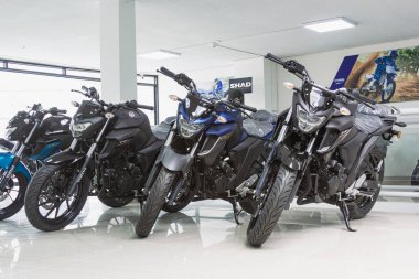 Lima, Peru - 22 Eylül 2022: Yamaha galerisinde motosikletler. Motosiklet mağazasında yeni motosiklet ve aksesuarlar.