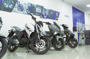 Lima, Peru - 22 Eylül 2022: Yamaha galerisinde motosikletler. Motosiklet mağazasında yeni motosiklet ve aksesuarlar.