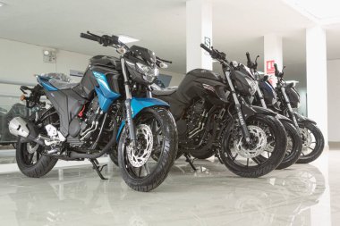 Lima, Peru - 22 Eylül 2022: Yamaha galerisinde motosikletler. Motosiklet mağazasında yeni motosiklet ve aksesuarlar.