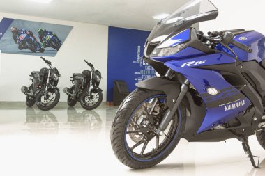 Lima, Peru - 22 Eylül 2022: Yamaha galerisinde motosikletler. Motosiklet mağazasında yeni motosiklet ve aksesuarlar.