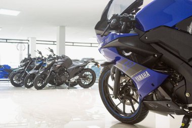 Lima, Peru - 22 Eylül 2022: Yamaha galerisinde motosikletler. Motosiklet mağazasında yeni motosiklet ve aksesuarlar.