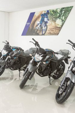 Lima, Peru - 22 Eylül 2022: Yamaha galerisinde motosikletler. Motosiklet mağazasında yeni motosiklet ve aksesuarlar.