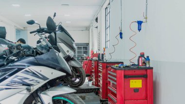 Lima, Peru - 22 Eylül 2022: Motoparttoto Yamaha mağazasında motosiklet tamir edildi ve satıldı, Lima 'da ortak dükkan.