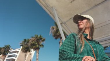 Cankurtaran 'daki kadın güneşli bir yaz gününde plajı gözlüyor.