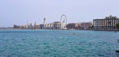 Bari - Binalar ve dönme dolap ile İtalya rıhtım