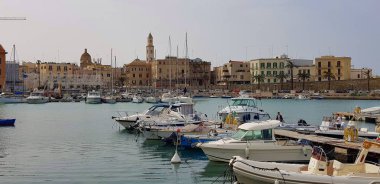 Bari, İtalya - güzel liman ile güzel sahil