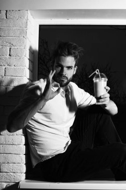 Yakışıklı, sakallı, maço, seksi adam.