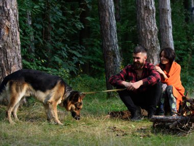 Genç ve mutlu bir çift birlikte vakit geçirir..