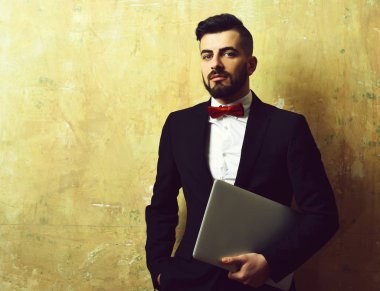 Sakallı adam, gülümseyen ve kendine güvenen yüz ifadesi