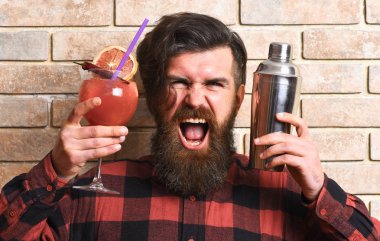 Barmen sakal, şık saç ile bağırarak yüz