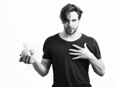 Beyaz seksi genç maço elinde pembe domuz kumbarası tutuyor.