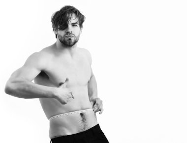 Beyaz seksi genç maço mezura kullanıyor.