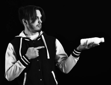 Beyzbol ceketli sakallı adam.