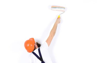 Adam boya silindiri, dikiz, kopya alanı ile kask içinde. Tadilat ve dekorasyon konsepti. Ressam, dekoratör, inşaat işçisi işleri önünde beyaz duvar boya silindiri, beyaz arka plan tutar