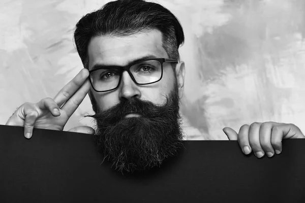 Hombre barbudo con cara seria en gafas sobre fondo colorido —  Fotos de Stock