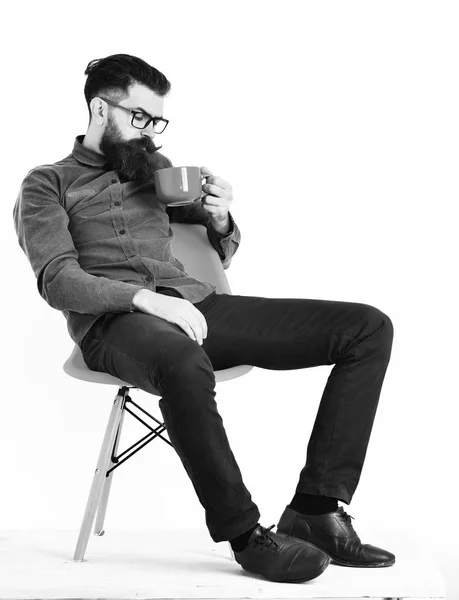 Barbudo hombre, brutal caucásico hipster con bigote celebración naranja taza — Foto de Stock