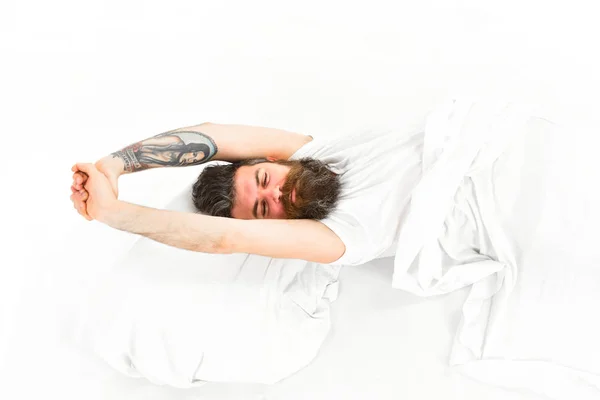あくびをして男のベッドで目を覚ますの伸び. — ストック写真