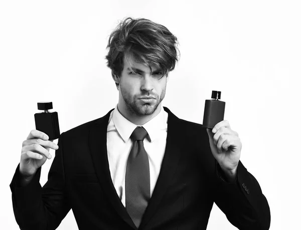 Caucásico elegante hombre de negocios posando con perfume — Foto de Stock