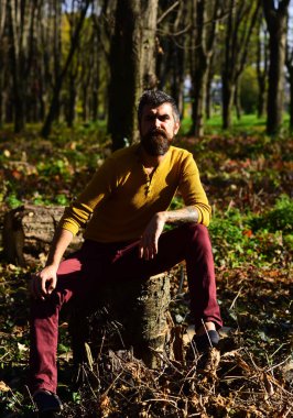Doğa arka plan üzerinde emin yüzü olan adam.