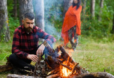 Piknikte yorgun ve yapayalnız bir adam, barbekü